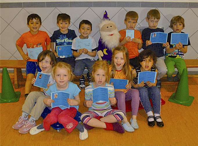 Der Zauberer Merlin umrahmt von den elf Vorschulkinder der städtischen Kita Unkelbach. privat