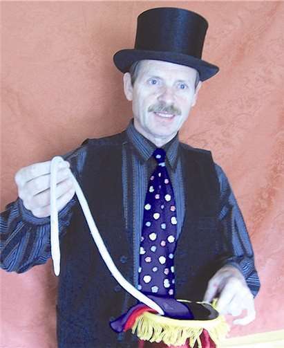 Der Zauberer Owelli besucht zum Jubiläum den Kleiderladen Hönningen. privat