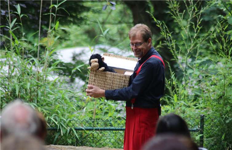 Der Zauberer unterhielt die Gäste im Zoo.