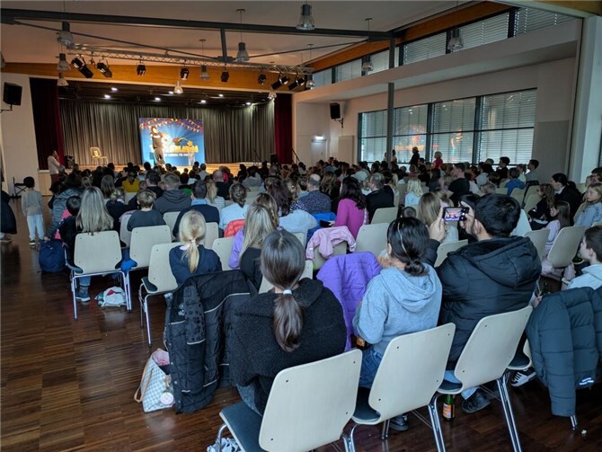 Der Zauberkünstler Tim Salabim war am 13.11.25 mit seiner brandneuen Comedy-Zaubershow „Monster-Alarm“ zu Gast im Bürgerhaus in Urbar. Foto: privat