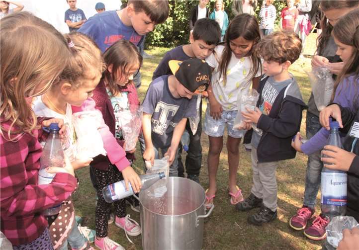 Der Zaubertrank wurde auf der großen Wiese vor dem Ev. Gemeindezentrum auf dem Mallendarer Berg zusammengebraut.