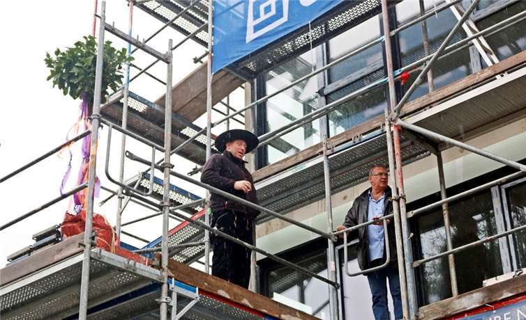 Der Zimmermann Marcel Huhmann beim Richtspruch.