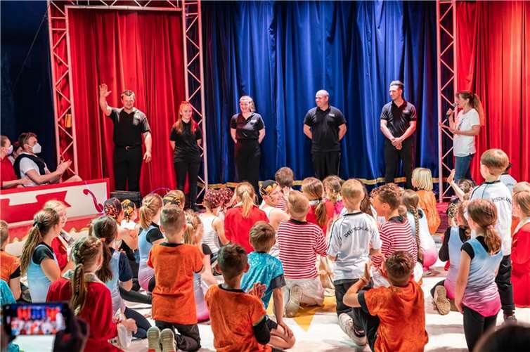 Der Zirkus Zaretti zeigte zusammen mit den Kindern der Grundschule eine tolle Show.