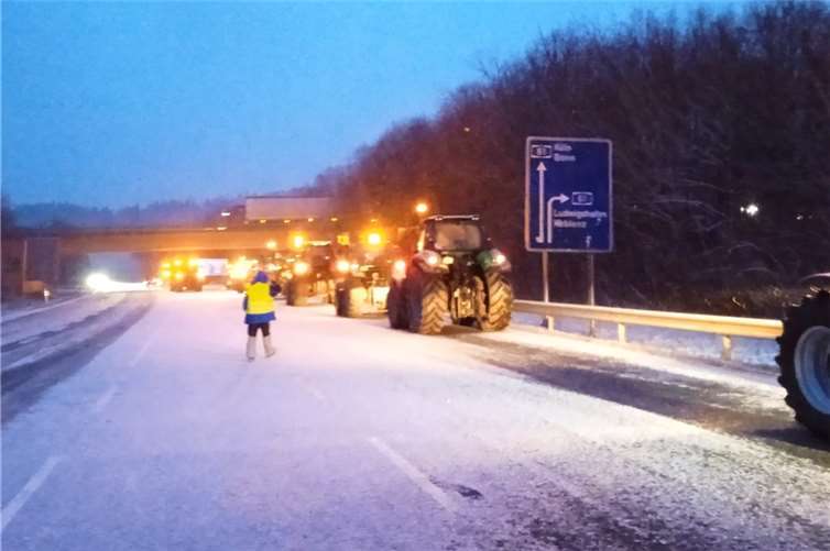 Protestaktionen der Bauern: Infos zur aktuellen Verkehrslage Der Zubringer der A61 bei Wehr ist seit 5 Uhr morgens dicht. Foto: GS