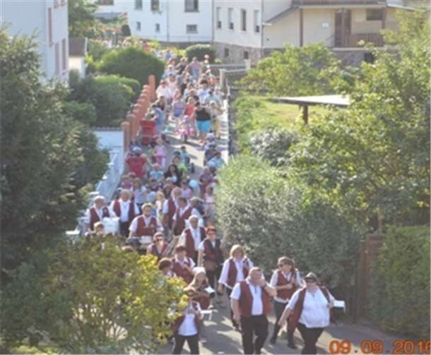 Der Zug führte dieses Jahr durch den Hallgarten. privat