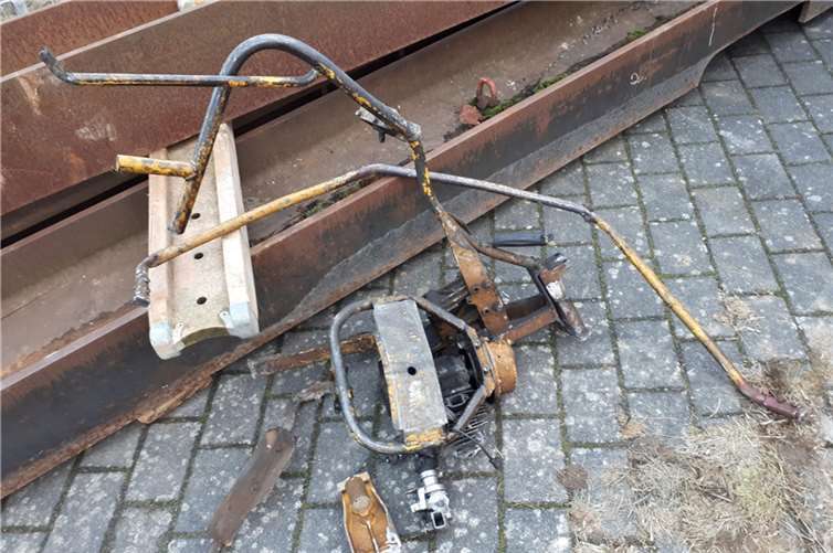 Der Zug hatte eine bei Gleisarbeiten eingesetzte Schleifmaschine überrollt.