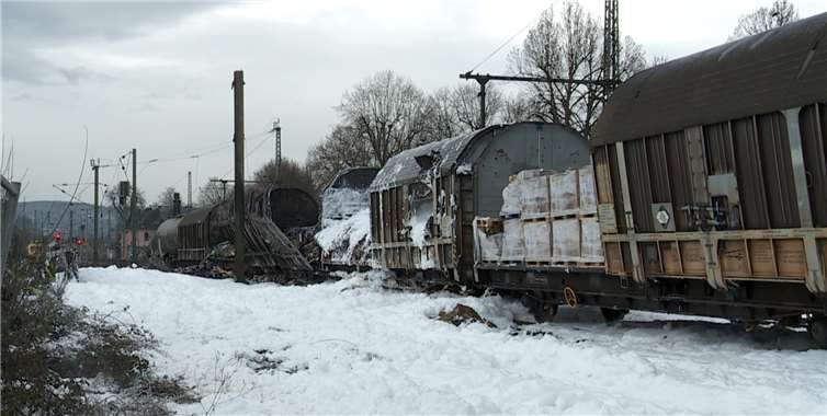 Brennender Güterzug im Bahnhof Unkel gelöscht Der Zug mit drei brennenden Waggons stoppte im Güterbahnhof Unkel. Foto: WinklerTV