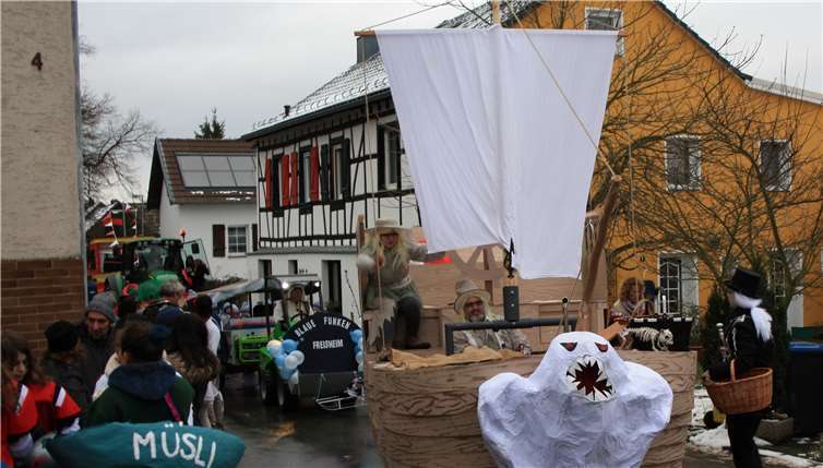 Der Zug schlängelte sich durch die engen Gassen.