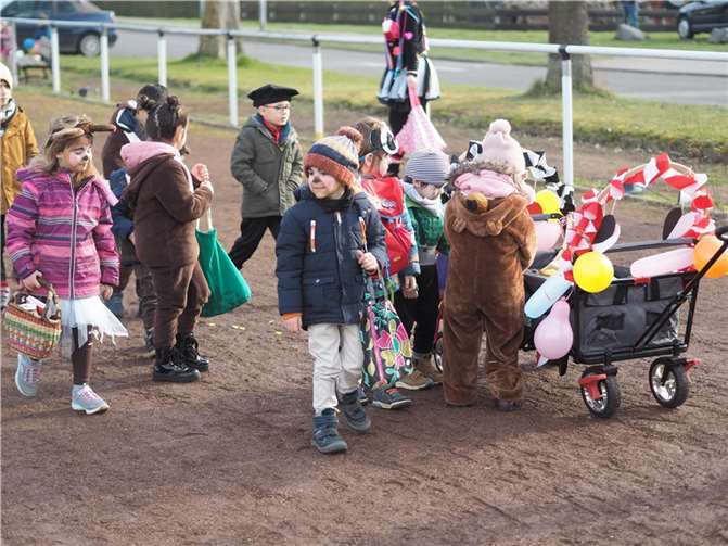 Der Zug verlief über den benachbarten Sportplatz.