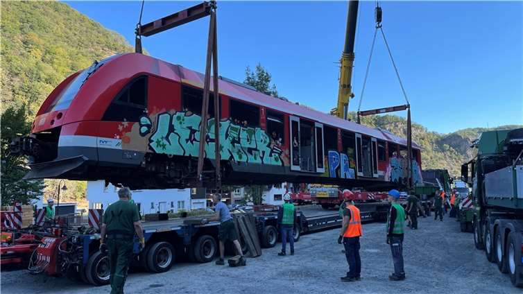 Der Zug wird von Kränen verladen.  Foto: Ulrich Stumm