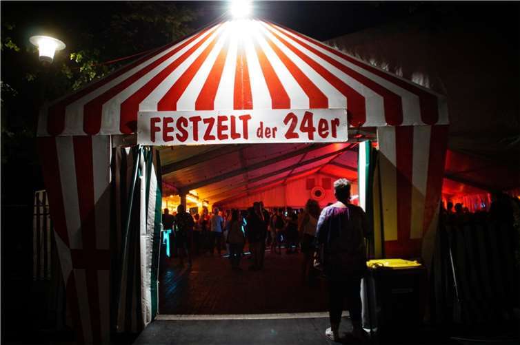 Der Zugweg führt zu den Rheinanlagen ins Festzelt.  Foto: Marco Reiländer