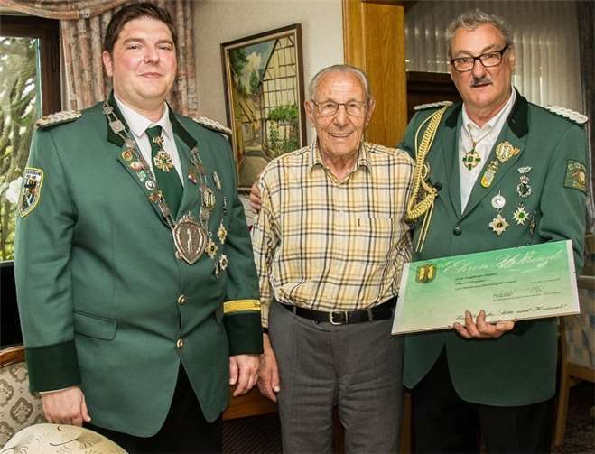 Der Zweite Brudermeister Artur Trierweiler und Michael Beyer besuchten Johannes Schmickler und übergaben ihm die Ehrenurkunde.Foto: privat