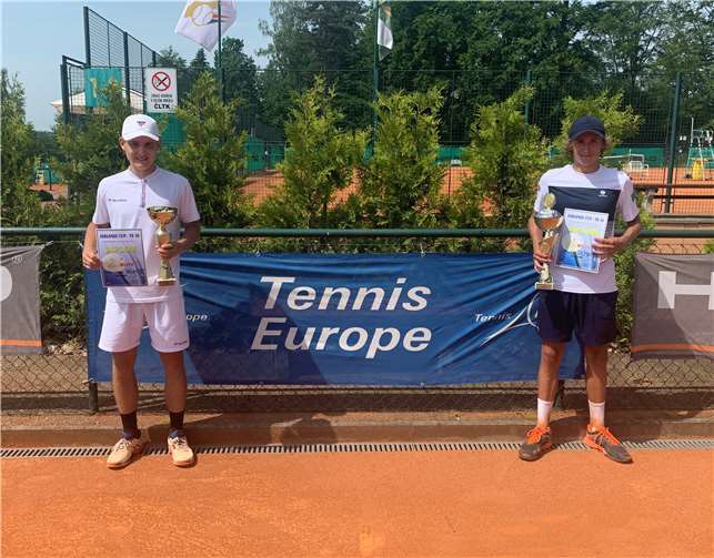 Der Zweitplatzierte Flynn Baumert (li.) und der Erstplatzierte Belgier Emilien Demanet (re.) beim Internationalen Jugendturnier in Tschechien. Foto: privat