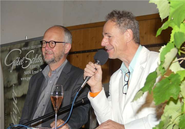 Der abendliche Moderator Herbert Budweg kündigte die schwarzhumorige Kramp-Show an.