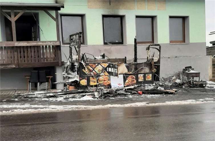 Der abgebrannte Imbiss in St. Katharinen. Foto: privat