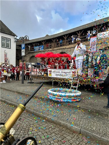 Der abgesetzte Stadtchef wurde unter Konfettibeschuss auf die Planke geschickt.