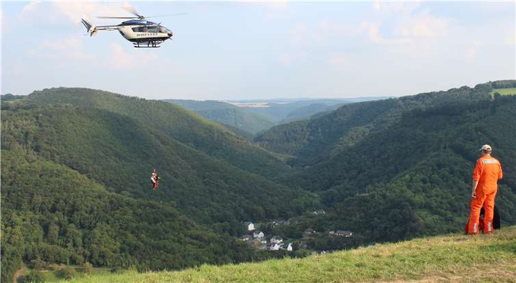 Der abgstürzte Gleitschirmflieger wurde aus seine Zwangslage befreit. Fotos: ELW Maifel