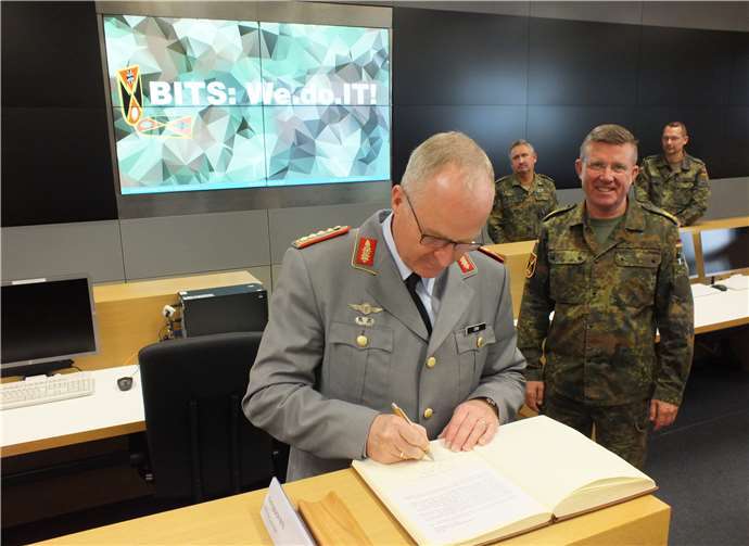 Der abschließende Eintrag ins Gästebuch des BITS erfolgte im Network Operations Centre Basis Inland.