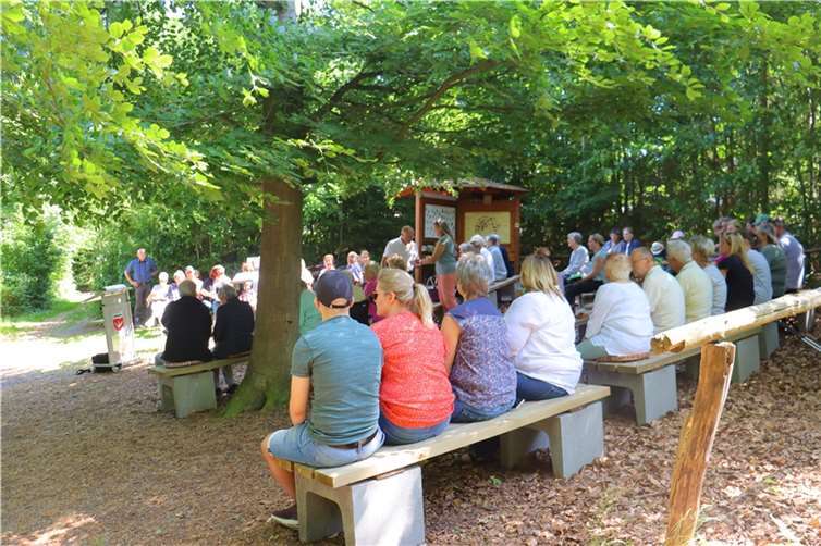 Der abschließende Gottesdienst an der Waldschule mit Pfarrer Heiko Erhardt und seiner bildlichen Predigt rundete das Thema „Dreieinigkeit“ ab. Quelle: VG Puderbach