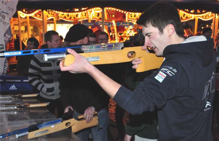 Der absolute Shooting-Star in Mayen war Marvin Nett, hier beim Schießen. Für ihn sind auf Schalke zwei Plätze in der ersten Reihe reserviert.