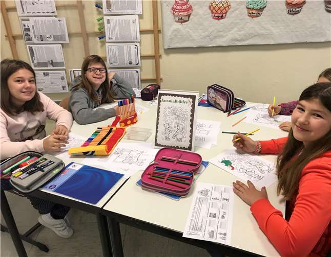 Der abwechslungsreiche Tag beinhaltete neben lesen und hören auch das Malen von Lapbooks und szenisches Spiel. Fotos: privat