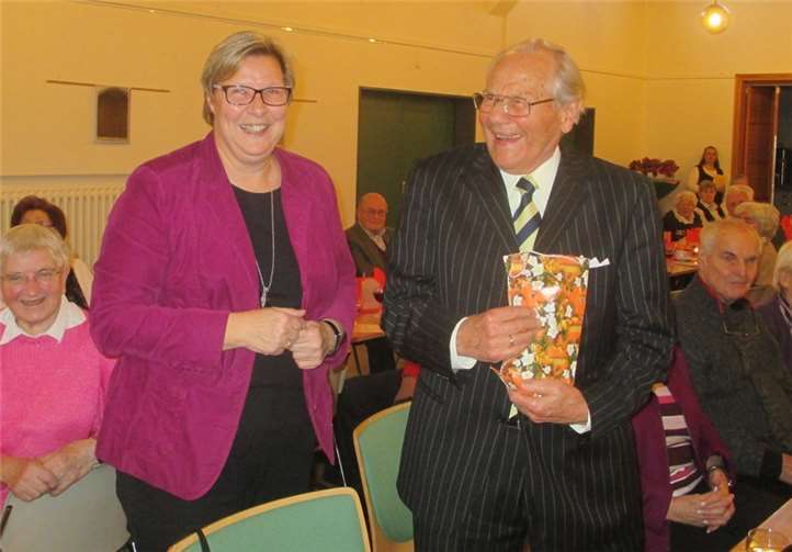 Der älteste Teilnehmer Max Frost, 94-jährig, wurde durch einen guten Tropfen geehrt.