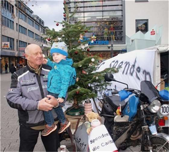 Der älteste und der jüngste Teilnehmer an dieser Aktion verstanden sich gleich auf Anhieb. Dieter Stollberg (79 Jahre alt) und Lucas Nöthen (3jahre alt).