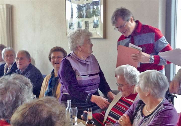 Der ältesten Wanderin Agnes Pauli wurde durch den ersten Vorsitzenden ein Weinpräsent überreicht.