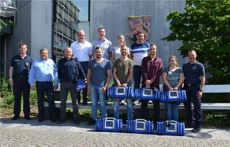 Der ärztliche Leiter des Rettungsdienstes des Rhein-Sieg-Kreises, Christian Diepenseifen (l.), zusammen mit Teilnehmerinnen und Teilnehmern der Schulung an den neuen Defibrillatoren. „Rhein-Sieg-Kreis“ als Urheber an.