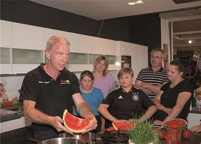 Der äußerst sympathische Profikoch Rainer Pappert erklärte den Teilnehmern vorher alles ganz genau, bevor es an die Vorbereitungen ging.US