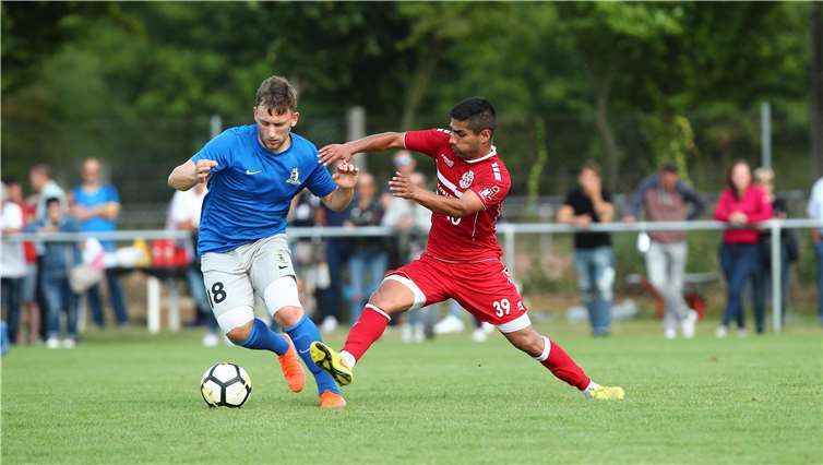 Der afghanische Nationalspieler Modjieb Jamali (r.) vom CS Sportul Snagov kam bei Rot-Weiß Koblenz gegen die Trierer Eintracht als Probespieler zum Einsatz.Foto: TH