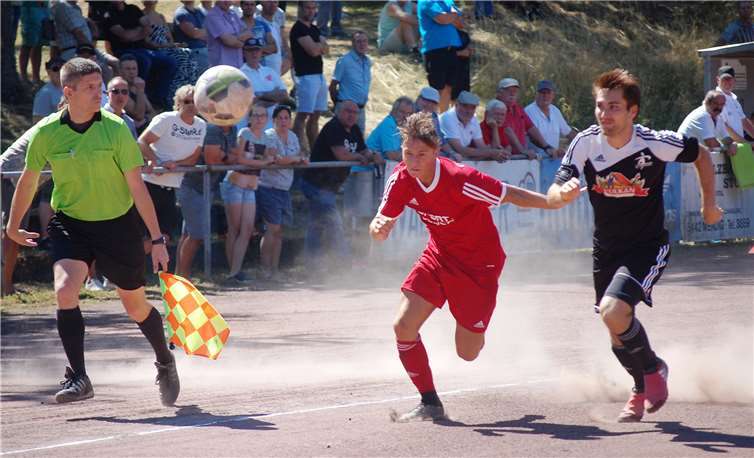 Der agile Eisbachtaler Nachwuchsstürmer Daniele Parisi bereitete nicht nur Kodai Stalph (rechts) einige Probleme.
