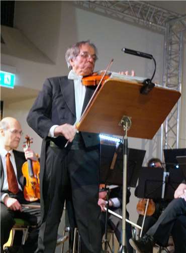 Der agile Sedat Sen ist nicht nurDirigent, Er beherrscht auchdie Violine meisterhaft.