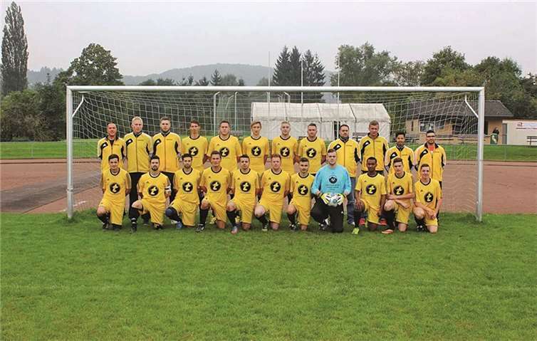 Der aktuelle Kader der neuen Saison: (Steh.v.l.) , Trainer Tim Pelzer , Betreuer Marco Moro , Max Mühleib, Bartos Pazurek ,Franco Pufke , Jonas Meffert , Nils Kerl , Thomas Piel , Abteilungsleiter Senioren Markus Lepiorz , Christoph Bouhs , Djogo Vilela , Fernando da Cunha ; (kniend v.l.) , Simon Hindringer , Emanuel Orfeo , Hugo Vilela , Christopher Dressler , Murat Ueyduel , Philipp Mohr - Rausch , Adrian Schefezyk , David Schunk , Hassan Haajir Garar, Eric Tukren , Pascal Horey. Es fehlen: Felix Fabritius , Fabian Fabritius, Niklas Saess , Mario Groß und Martin Pelzer.privat