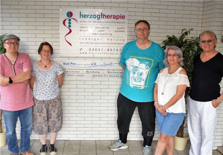 Der aktuelle NULL PRO e.V. Vorstand (von links): Elmar Müller (1.Vorsitzender), Saskia Esser (2.Vorsitzende), Ute Becker (Kassen-wärtin), Rolf Gran (Geschäftsführer) R. Herzog (Fachberatung / HP-PsychTh). Foto: Nullpro
