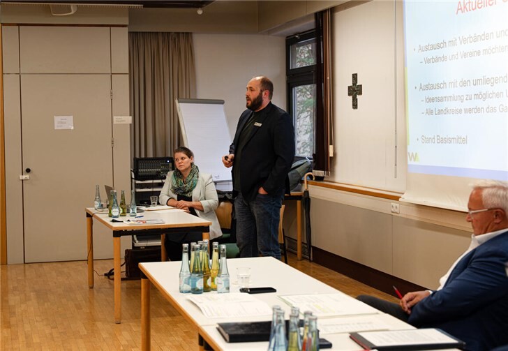 Der aktuelle Sachstand zu den Aktivitäten der Kreisverwaltung beim Ganztagsförderungsgesetz wurde den Ausschussmitgliedern von Lewin Hattenhauer vom Kreis-Kita-Referat im Rahmen der jüngsten Sitzung des Jugendhilfeausschuss vermittelt.  Foto: Julia Hinz / Kreisverwaltung Neuwied