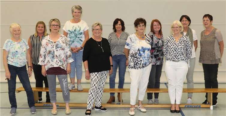 Neuwahlen standen auf der Tagesordnung Der aktuelle „Scheene Kenne“ Vorstand: 1. Reihe von links: Conny Frensch, Petra Kaltenborn, Elsbeth Müller, Christa Krechel, Anne Kühfuß2. Reihe von links: Jenny Wey, Yvette Friedrich, Ivonne Schultheis, Silvia Nickenich, Marlies Einig, Gabi Becker