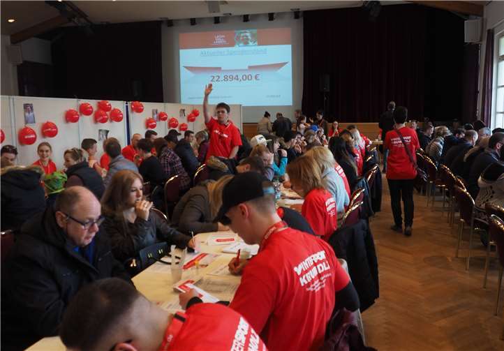 Der aktuelle Spendenstand wurde an der Wand angezeigt.