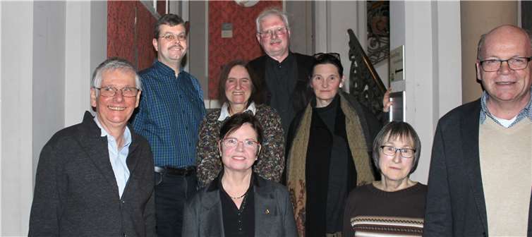 Der aktuelle Vorstand: Hardy Rehmann (unten v. r.), Renate Rick, Agnes Menacher und Matthias Röcke mit den Beisitzern Dirk-Arnulf Meyer (oben v. l.), Hildegard Ginzler, Anton Simons und Friederike Gross-Koschinski. Auf dem Foto fehlt Angelika Schneider. Fotos: HG