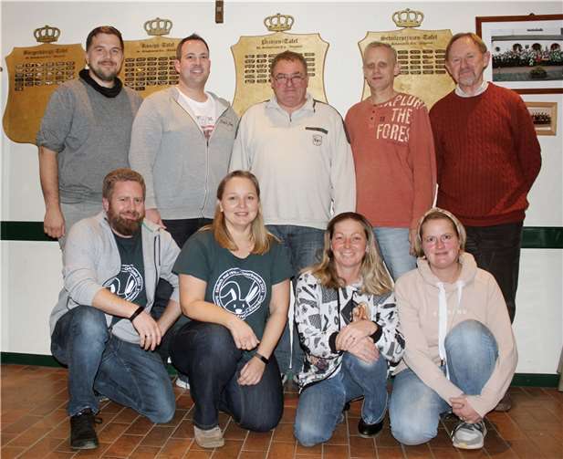 Der aktuelle Vorstand: Hinten v.l.: Schießmeister Rainer Tuschen, Brudermeister Hendrik Beer, Kaiser Ralf Breuer, stellv. Kassierer Simon Reiser u. stellv. Schießmeister Ulrich Dold. Vorne v. l.: Jungschützenmeister Christian Klein, stellv. Schriftführerin Helga Klein, Kassiererin Melanie Schreiner und Schriftführerin u. stellv. Jungschützenmeisterin Anne Beer. Foto: privat