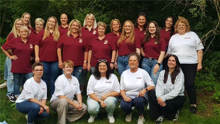 Der aktuelle Vorstand der Möhnen (vorne) gemeinsam mit dem Möhnenpaar und dessen Hofstaat.