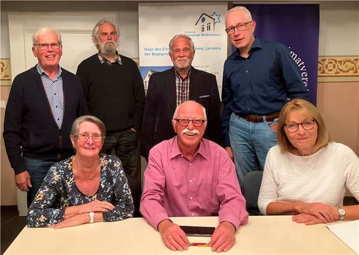 Der aktuelle Vorstand des Kultur- und Heimatvereins mit Günter Nerger, Wolfgang Loth, Dieter Lukas, Heinrich Seiwert (stehend von links), Gisela Reichrath, Richard Keuler und Brigitte Decker.  Foto: Dr. Johannes Decker