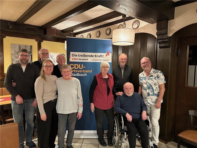 Mitgliederversammlung der CDU Gladbach Der aktuelle Vorstand des Ortsverbandes: hinten v.l.n.r.: Kilian Maxein, Holger Blum, Karl-Heinz Maxein, Dr. Stefan Elsner, Peter Blum; vordere Reihe von links nach rechts: Cathy Müller, Cäcilie Nalbach, Gertrud Maxein und der frühere langjährige Vorsitzende des Ortsverbandes, Matthias Maxein.  Foto: privat