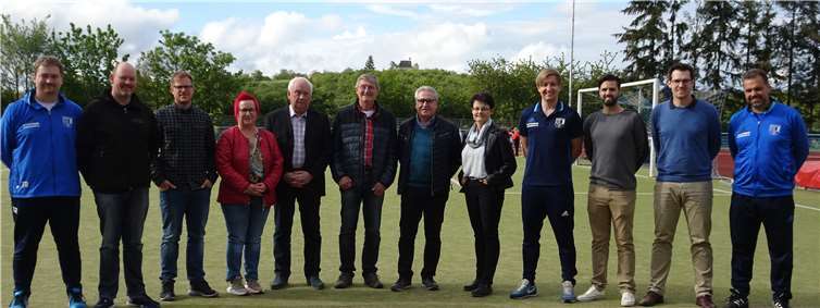 Der aktuelle Vorstand des SV 1919 Ochtendung ist eifrig dabei, die Jubiläumsveranstaltungen vorzubereiten. Mit von der Partie sind (v.l.): Thomas Rinke, Ingo Menz, Daniel Eifler, Myriam Krämer, Hans-Josef Pinetzki, Lothar Kalter, Günter Dingendorf, Sabine Vogt, Martin Schleich, Nuno Vilela, Sebastian Neises und Selcuk Zengin. Es fehlt: Tobias Krings.Foto: privat