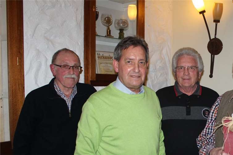 Der aktuelle Vorstand des VfB Lantershofen: Heinz-Albert Bender (Schatzmeister), Wilfried Ley (stellvertretender Geschäftsführer), Dieter Sebastian (stellvertretender Schatzmeister), Heinzberth Kurth (langjähriger Protokollführer), Adalbert Krämer (Geschäftsführer), Jörg Bender (stellv. Vorsitzender), (von links). Es fehlt: Vorsitzender Holger Bucher. DU