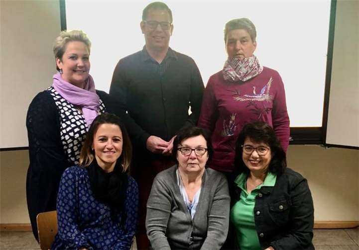 Der aktuelle Vorstand mit der kommissarischen Schulleiterin Kerstin Doetsch (oben l.) verabschiedete Bärbel Thies (unten r.) nach 16 Jahren Vorstandsarbeit.Foto: privat