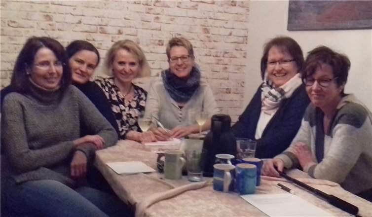 Der aktuelle Vorstand von CHORamel Niedererbach, v.l.: Vera Kaiser und Christina Frohwein (beide Beisitzer), Heike Stahlhofen (Erste Vorsitzende), Katrin Kalinowski (Schriftführerin), Simone Schumacher (Zweite Vorsitzende), Ina Bendel (Kassiererin).privat