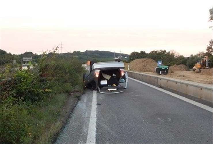 Der alkoholisierte Autofahrer geriet auf die Schutzplanke und überschlug sich anschließend. Foto: Polizei