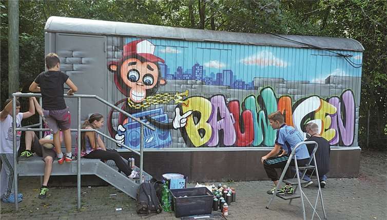 Der alte Bauwagen erstrahlt farbenfroh in neuem Glanz.privat