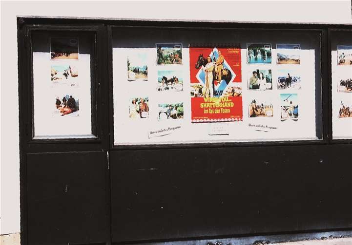 Das Alte Kino hat Geburtstag Der alte Filmplakatschaukasten - dekoriert mit alten Werbeanzeigen.